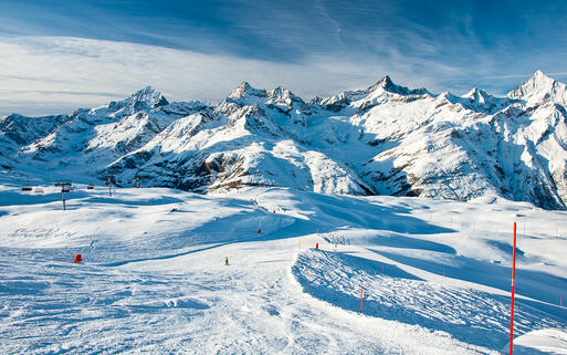 Blick auf die beliebte schweizer Alpenregion Wallis im Winter © hanmon / shutterstock.com