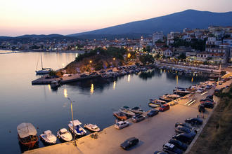 Der Hafen von Limenaria bei Sonnenuntergang © sima / Shutterstock.com