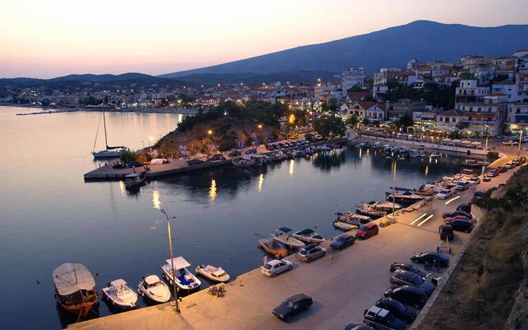 Der Hafen von Limenaria bei Sonnenuntergang © sima / Shutterstock.com