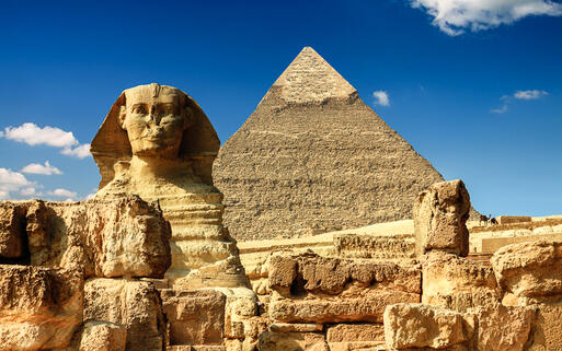 Die Große Sphinx von Gizeh, mit der Pyramide des Cheops © Kokhanchikov / Shutterstock.com