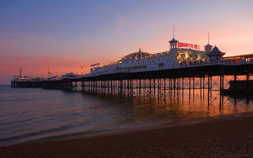 Der Pier in Brighton bietet jede Menge Unterhaltung für  seine Besucher, England © Scotshot / shutterstock.com