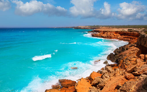 Die felsige Küste von Cala Saona, Formentera, Balearen © holbox / shutterstock.com