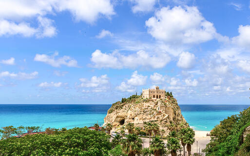 Blick auf die Kirche Santa Maria Dell'Isola am Sandstrand von Tropea, Kalabrien, Italien © Sergey Shcherbakoff / Shutterstock.com