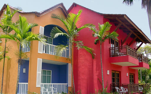 Karibische Häuser in der Dominikanischen Republik © Jose Miguel Hernandez Leon / Shutterstock.com