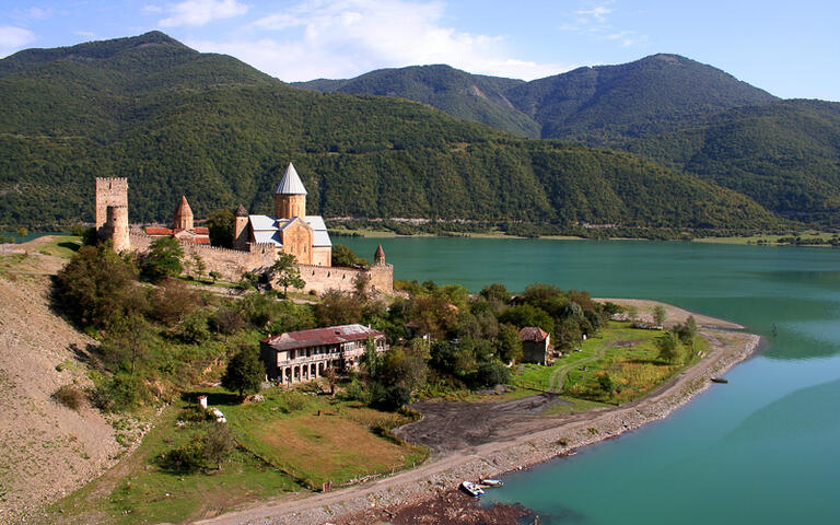 Schloss am See nahe Tbilisi, Georgien © Prometheus72 / Shutterstock.com