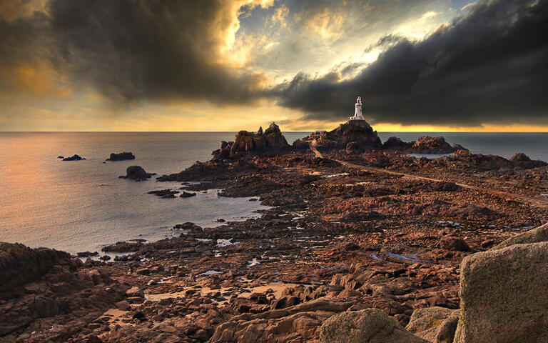 La Corbiere Leuchtturm auf der Insel Jersey © meirion matthias / Shutterstock.com