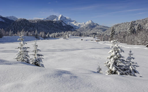 Idyllische Winterlandschaft in Oberbayer, Deutschland © filmfoto / shutterstock.com