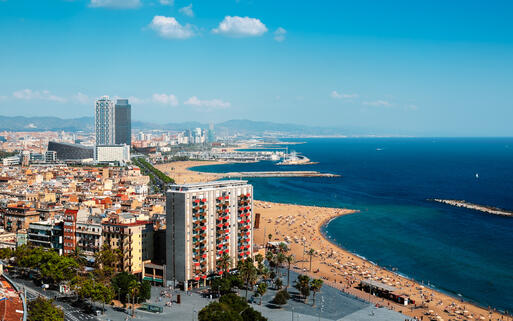 Panoramablick über die Sandstrände an der Küste Barcelonas © r.nagy / Shutterstock.com