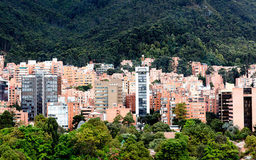 Blick auf die von Bergen umsäumte Stadt Bogota in Kolumbien © Andresr / shutterstock.com