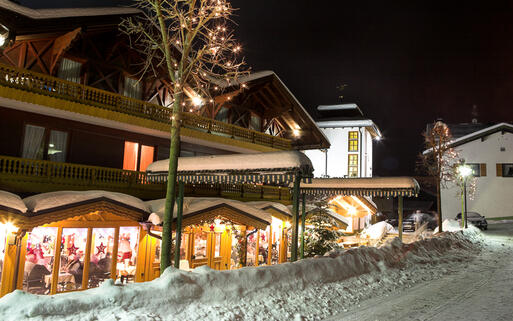 Verschneite Strassen und Häuser in Kirchberg Vorm Wald, Bayerischer Wald, Deutschland © Sean Nel / shutterstock.com