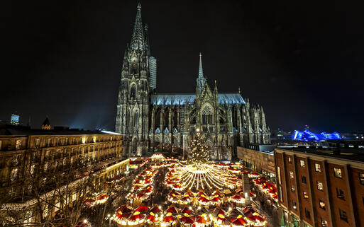 Romantischer Weihnachtsmarkt vor dem Kölner Dom, Deutschland © Thomas Ramsauer / shutterstock.com