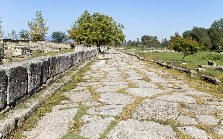 Romanische Straße © Panos Karas  / Shutterstock.com