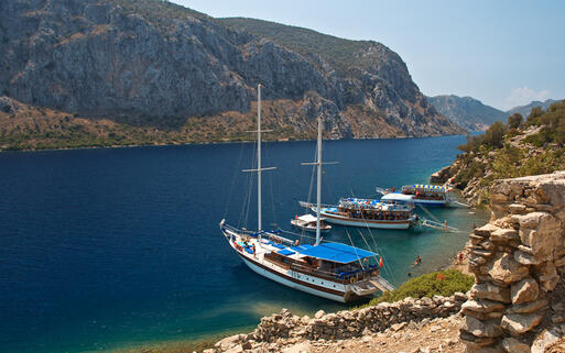 In einer der zahlreichen abgelegenen Buchten legen Boote an © Vitaly Titov & Maria Sidelnikova / Shutterstock.com