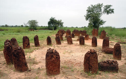 Blick auf die Senegambischen Steinkreise © trevor kittelty / Shutterstock.com