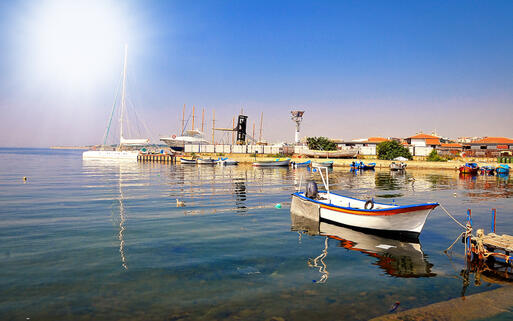 © Iancu Cristian / Shutterstock.com Hölzerne Fischerboote am Hafen von Nessebar © Iancu Cristian / Shutterstock.com