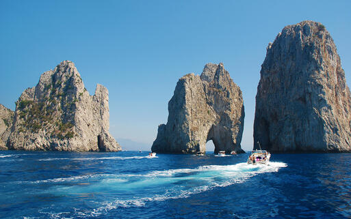 Faraglioni - Felsblöcke im Meer vor Capri © Natalia Barsukova / shutterstock.com