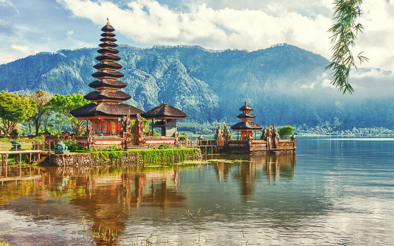 Der Wassertempel Pura Ulun Danu am See Bratan © Khoroshunova Olga / Shutterstock.com