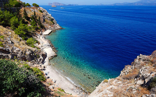 Der Strand Avlaki, ganz in der Nähe vom Hafen von Hydra-Stadt © Constantinos Iliopoulos / Shutterstock.com