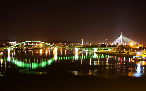 Blick auf die Sava-Brücke bei Nacht, Belgrad, Serbien © Roberto Romanin / Shutterstock.com