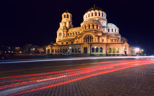 Beleuchtete Kathedrale Alexander Nevski in der Hauptstadt Sofia bei Nacht © Grekov's / Shutterstock.com