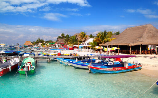 Der bunte Pier auf der Insel Isla Mujeres © holbox / Shutterstock.com