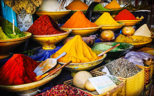 Bunte Gewürze auf einem Markt in Agadir, Marokko © Adisa / Shutterstock.com