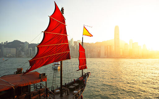 Segelboot vor dem Hafen von Hongkong © leungchopan  / Shutterstock.com