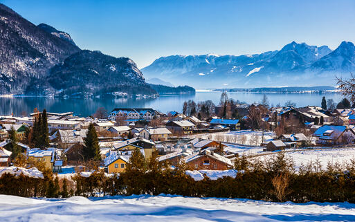Die Gemeinde St. Gilgen am Wolfgangsee im Winter, Salzkammergut, Österreich © Tatiana Popova / shutterstock.com