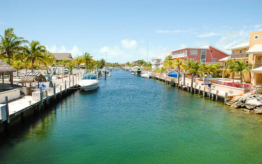 Typischer Zufahrtskanal zu den Häusern in Key Largo, Florida Südspitze © UgputuLf SS / Shutterstock.com