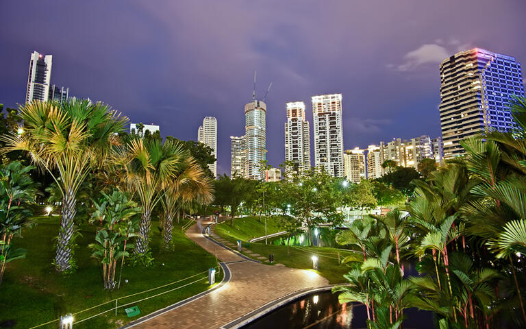 Die Lake Gardens in Kuala Lumpur bei Nacht © elwynn  / Shutterstock.com