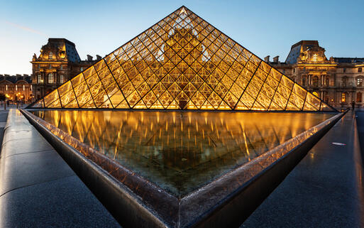 Der weltberühmte Louvre in Paris ist das drittgrößte Museum der Welt, Paris, Frankreich © Kanuman / Shutterstock.com