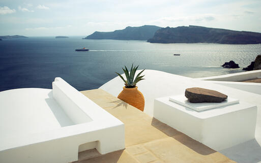 Typisch weiße Häuser auf Santorin © yurok / shutterstock.com