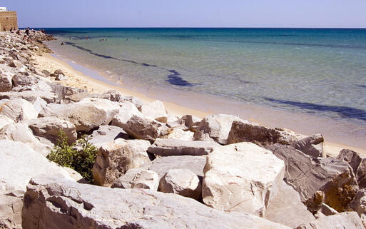Strand und Felsküste in Hammamet, Tunesien © LouLouPhotos / Shutterstock.com