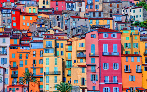 Bunte Häuser in Menton © Martin M303 / Shutterstock.com