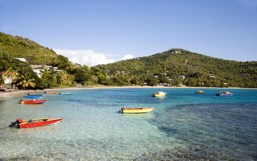 Hölzerne, bunte Fischerboote in der Friendship Bucht auf St. Vincent © vlad G / Shutterstock.com