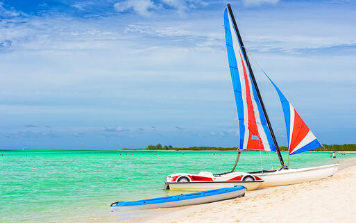 Katamaran am Strand von Cayo Coco, Kuba © Kamira / Shuttertock.com