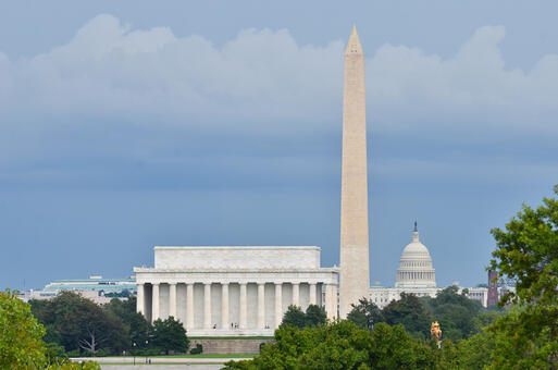 Das Lincoln Memorial Denkmal und das Washington Monument in Washington D.C., USA © Orhan Cam / Shutterstock.com