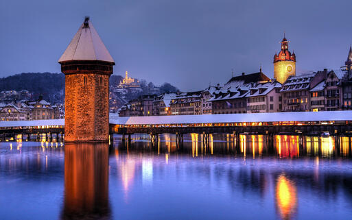 Die schneebedeckte Gemeinde Luzern bei Nacht, Schweiz © Mihai-Bogdan Lazar / shutterstock.com