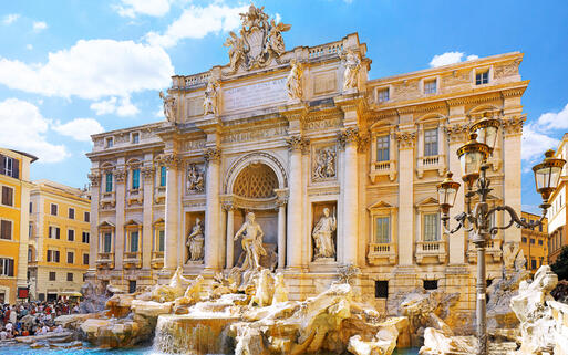 Der berühmte Trevibrunnen in Rom, Italien © Brian Kinney / Shutterstock.com