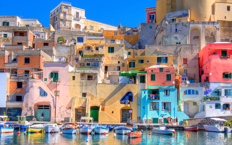 Die bunten Häuser auf der Insel Procida © Francesco R. Iacomino / Shutterstock.com