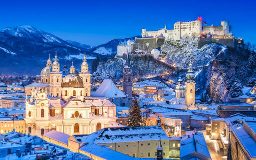 Blick auf die historische Stadt Salzburg und die Festung Hohensalzburg im Winter, Österreich © JLR Photography / shutterstock.com