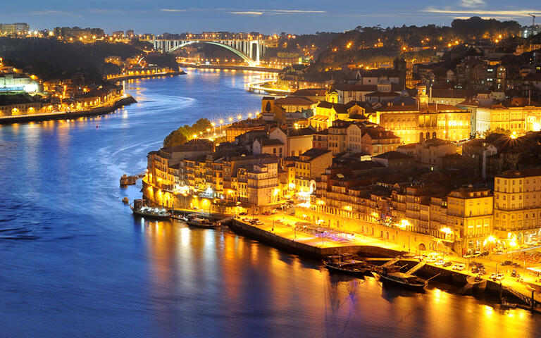Blick auf den Fluss Duero mitten in Porto © Nick K. / Shutterstock.com