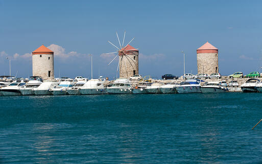 Mittelalterliche Windmühlen am Mandraki Hafen auf Rhodos © wjarek / shutterstock.com