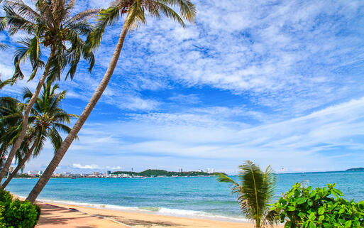 Strand im Norden von Pattaya, Südostthailand © puwanai / Shutterstock.com