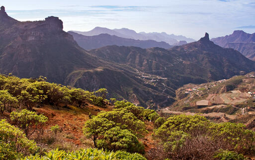 © maigi / Shutterstock.com Die gebirgige Landschaft samt Roque Bentayga © maigi / Shutterstock.com