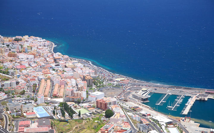 Blick auf die Küste und den Hafen von Santa Cruz de La Palma © Quintanilla / shutterstock.com