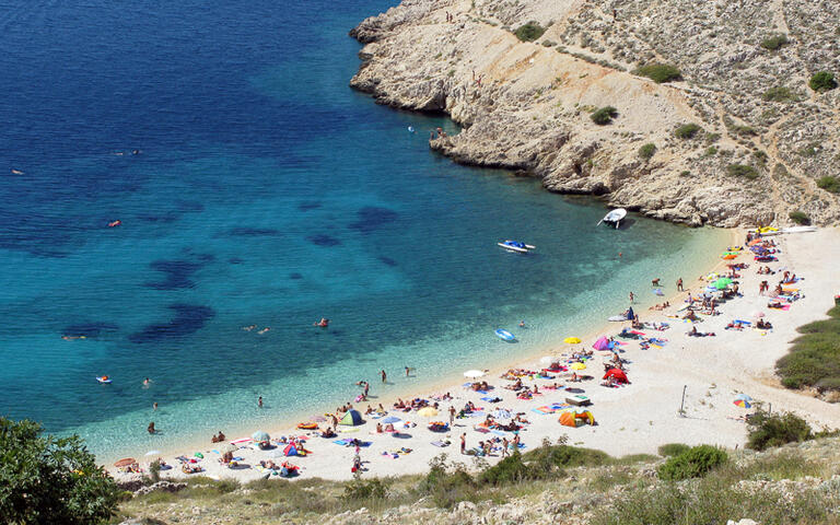 Blick auf eine sandige Bucht auf der Insel Krk © urosr / Shutterstock.com