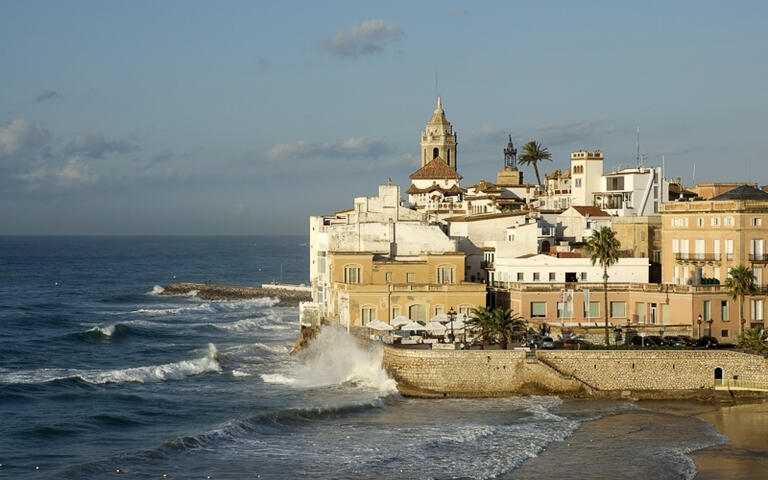 Ein stürmischer Tag in Sitges: die Kirche des heiligen Bartholomäus überragt die Stadt © BarracudaDesigns / Shutterstock.com