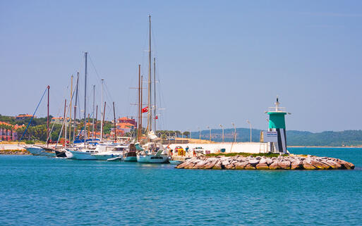 Anlegeplatz für Yachten im Hafen von Ayvalik, Türkei © Alex Khripunov / shutterstock.com