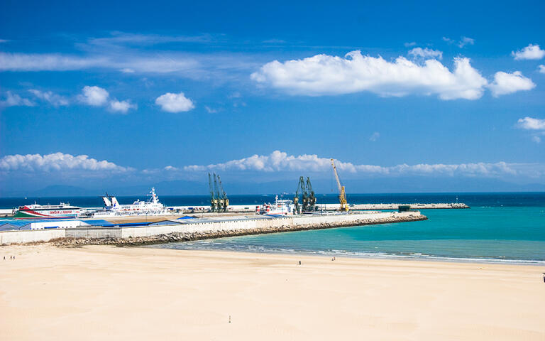 Hafen und Sandstrand in Tanger, Marokko © megastocker / Shutterstock.com